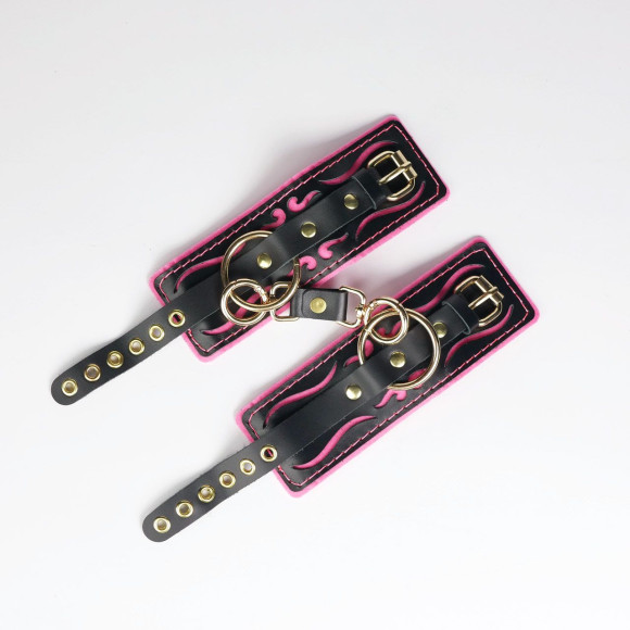 Черные кожаные наручники с розовой строчкой