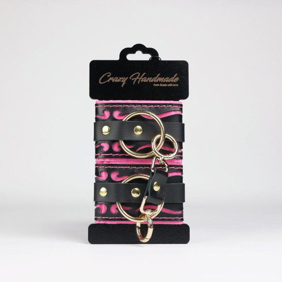Черные кожаные наручники с розовой строчкой