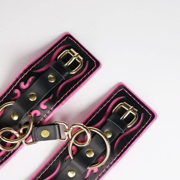 Черные кожаные наручники с розовой строчкой