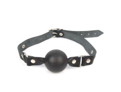 Черный кляп-шар с заклепками на регулируемом ремешке Черный кляп-шар с заклепками на регулируемом ремешке