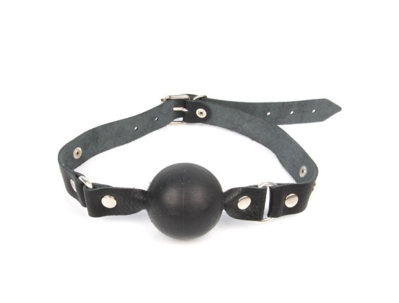 Черный кляп-шар с заклепками на регулируемом ремешке Черный кляп-шар с заклепками на регулируемом ремешке