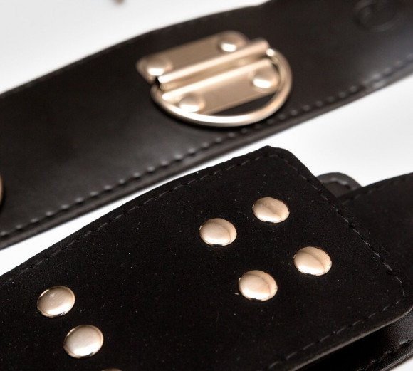 Фиксация БДСМ: наручники, пристёгнутые к ошейнику