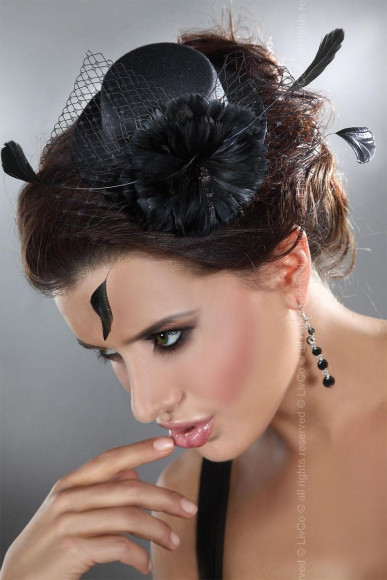 Чёрная шляпка с крупным цветком