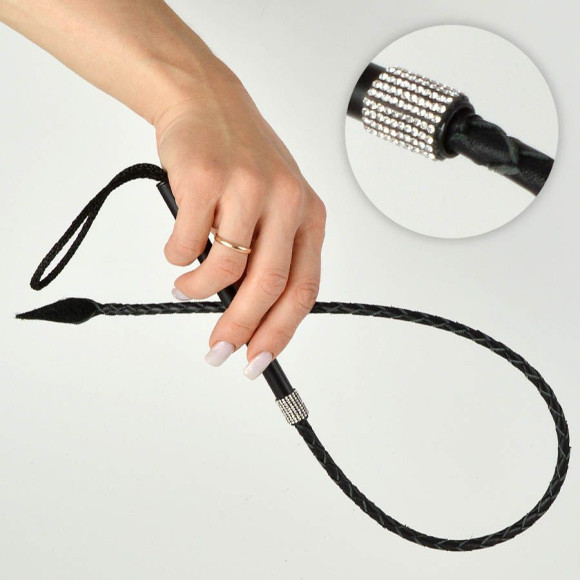 Черная однохвостая плеть со стразами - 65 см. Черная однохвостая плеть со стразами - 65 см.