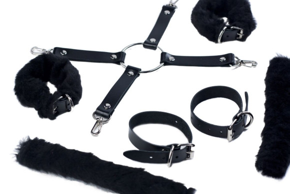 Черный набор для фиксации со съемными меховыми опушками Черный набор для фиксации со съемными меховыми опушками