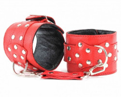 Красные кожаные оковы с клепками Красные кожаные оковы с клепками