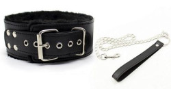 Черный ошейник с меховой подкладкой и поводком Черный ошейник с меховой подкладкой и поводком