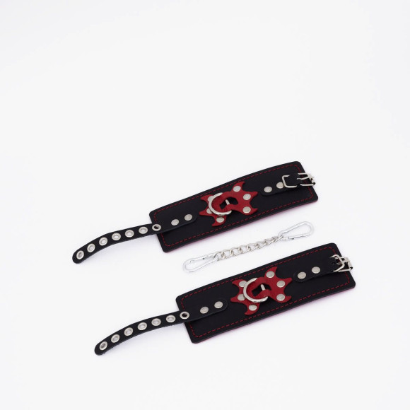 Черные кожаные наручники с красным декором и строчкой