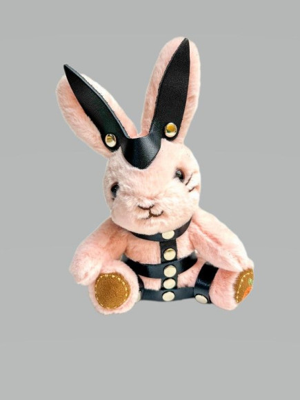 Брелок в виде зайчика в портупее Брелок в виде зайчика в портупее