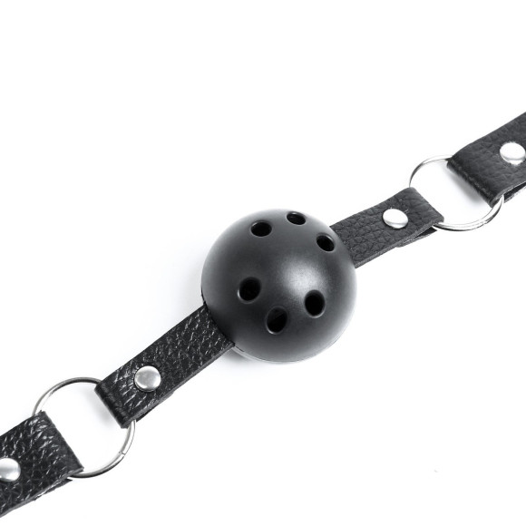 Черный кляп-шарик на регулируемых ремнях Черный кляп-шарик на регулируемых ремнях