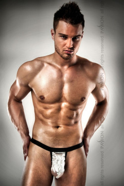 Эффектные серебристые трусики-стринги