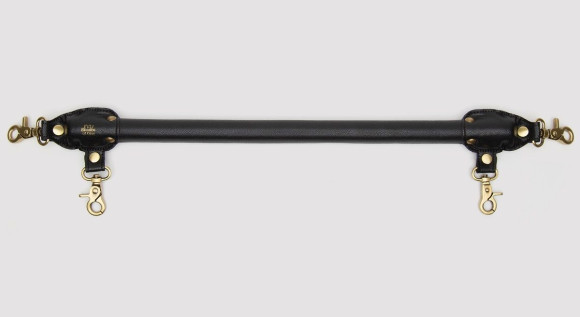 Черная распорка для ног Bound to You Faux Leather Spreader Bar - 50,8 см. Черная распорка для ног Bound to You Faux Leather Spreader Bar - 50,8 см.