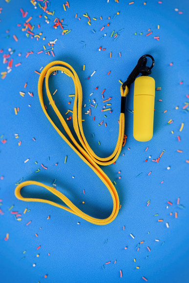 Желтая вибропуля на ремешке - 5,5 см.