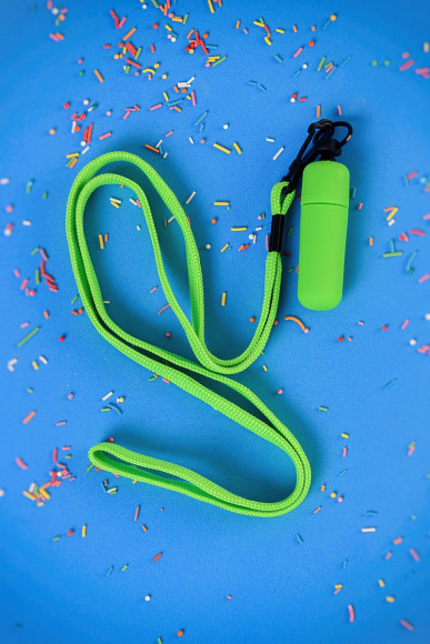 Зеленая вибропуля на ремешке - 5,5 см.