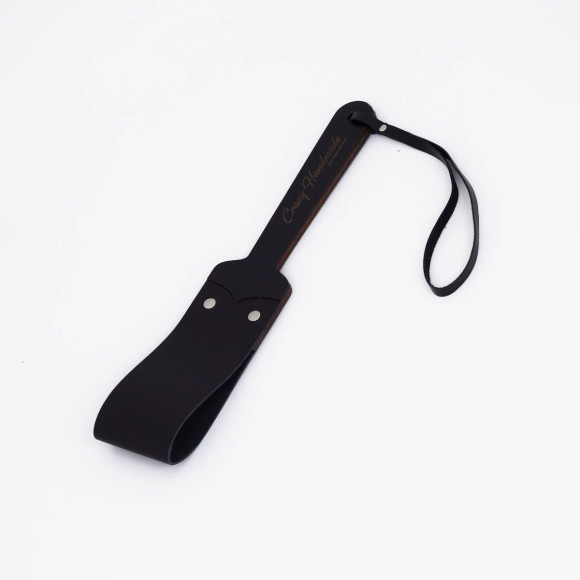 Черный кожаный паддл с деревянной ручкой - 34 см. Черный кожаный паддл с деревянной ручкой - 34 см.