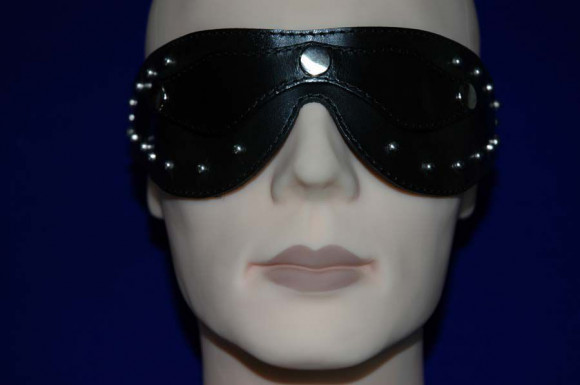 Чёрная маска на глаза Zorro с клёпками и съемными шорами 