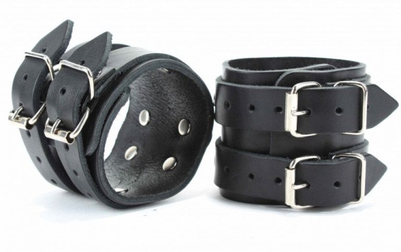 Черные широкие кожаные оковы с двумя пряжками Черные широкие кожаные оковы с двумя пряжками
