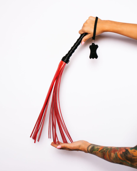 Черно-красный флоггер Scandal из натуральной кожи - 60 см. Черно-красный флоггер Scandal из натуральной кожи - 60 см.