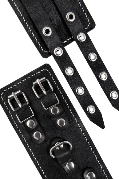 Черные кожаные оковы с двумя ремнями и красной подкладкой Черные кожаные оковы с двумя ремнями и красной подкладкой