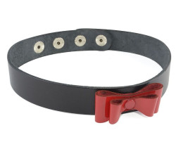 Чёрный кожаный ошейник с красным лаковым бантом Чёрный кожаный ошейник с красным лаковым бантом