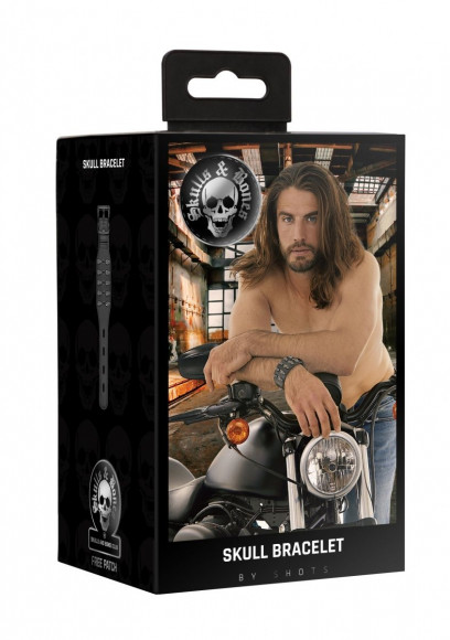 Черный браслет с металлическими заклепками