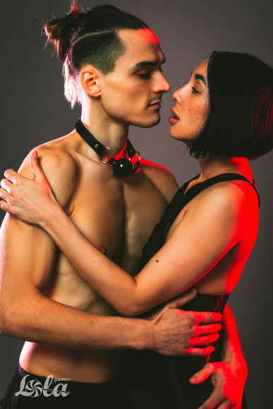 Черный гладкий кляп-шарик Crave Черный гладкий кляп-шарик Crave