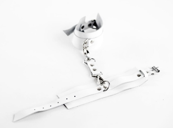 Белые оковы из натуральной кожи Белые оковы из натуральной кожи