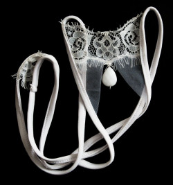 Открытые кружевные трусики Goccia с крупной бусиной 