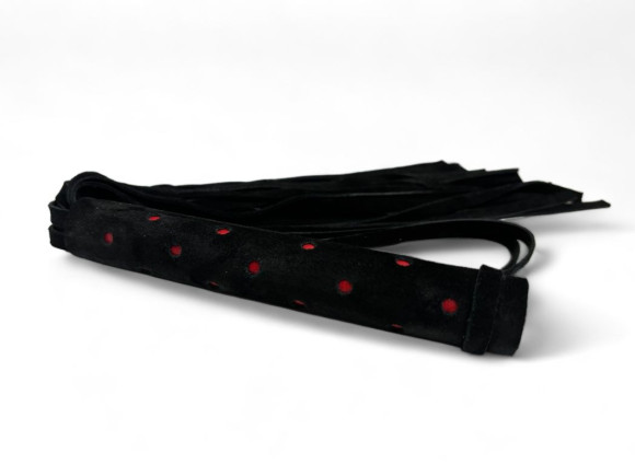 Черная замшевая плеть с красными точками на рукояти Red dot Princess - 43 см. Черная замшевая плеть с красными точками на рукояти Red dot Princess - 43 см.