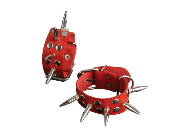 Красные кожаные наручники с шипами и заклепками Красные кожаные наручники с шипами и заклепками