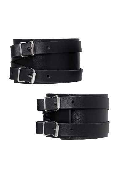 Черные кожаные оковы с двумя перекрёстными ремешками