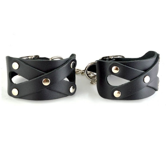 Черные кожаные наручники  Цезарь  с цепочкой на карабинах