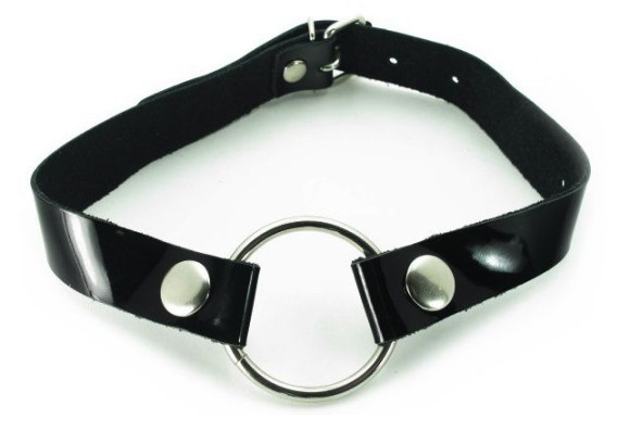 Кляп-кольцо на чёрных лаковых ремешках с кнопками Кляп-кольцо на чёрных лаковых ремешках с кнопками