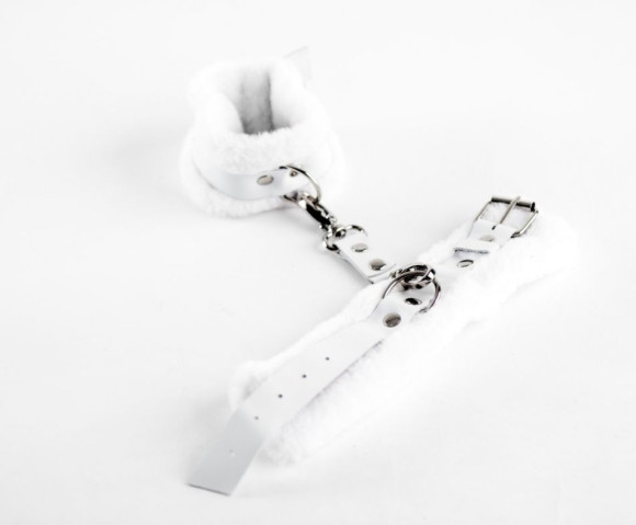 Белые кожаные наручники с нежным мехом Белые кожаные наручники с нежным мехом