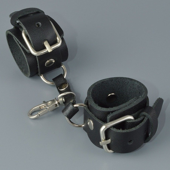 Черный кожаный брелок в виде наручников Черный кожаный брелок в виде наручников